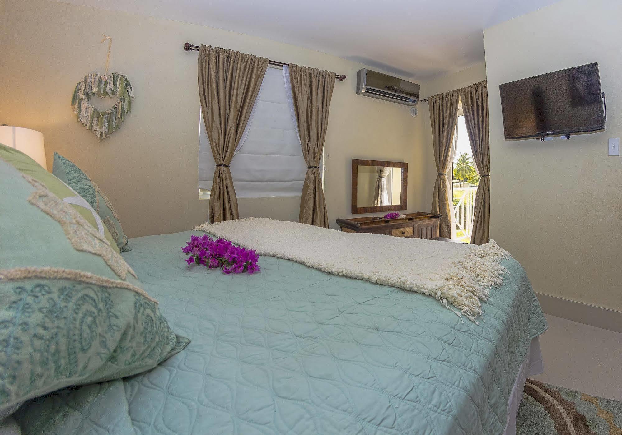Lantana Barbados Condos Сент-Джеймс Экстерьер фото